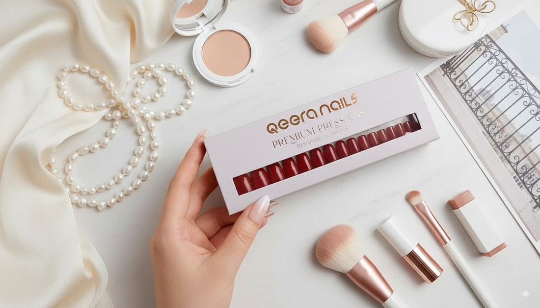 Sets de faux ongles Qeera Nails joliment disposés sur une table