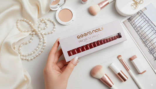 Sets de faux ongles Qeera Nails joliment disposés sur une table